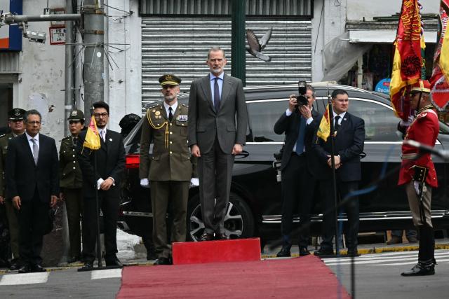 Spain's King Felipe VI (C) arrives for a meeting with Bolivia's President Rodrigo Paz at Plaza Murillo in La Paz, on March 12, 2026. (Photo by AIZAR RALDES / AFP)