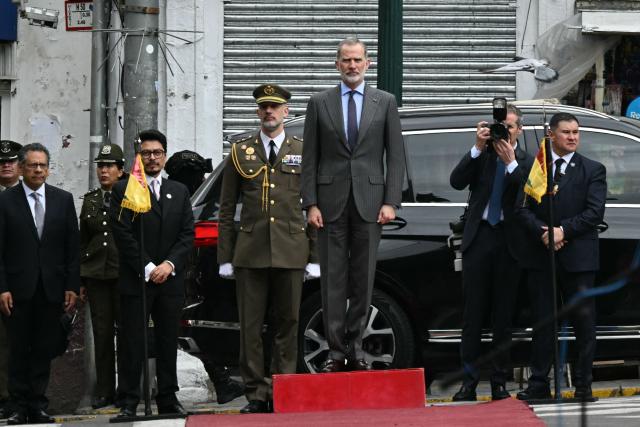 Spain's King Felipe VI (C) arrives for a meeting with Bolivia's President Rodrigo Paz at Plaza Murillo in La Paz, on March 12, 2026. (Photo by AIZAR RALDES / AFP)