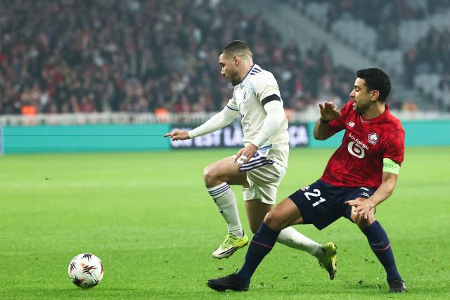 Aston Villa's Argentinian midfielder #10 Emiliano Buendia (L) and Lille's French midfielder #21 Benjamin Andre fight for the ball during the UEFA Europa League round of 16 first leg football match between Lille (LOSC) and Aston Villa  at the Pierre-Mauroy Stadium in Villeneuve-d'Ascq, northern France, on March 12, 2026. (Photo by Sameer AL-DOUMY / AFP)