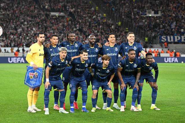 FC Porto's players pose for a team photo prior to the UEFA Europa League - Last 16 - first leg football match VfB Stuttgart v FC Porto in Stuttgart, southern Germany, on March 12, 2026. (Photo by THOMAS KIENZLE / AFP)