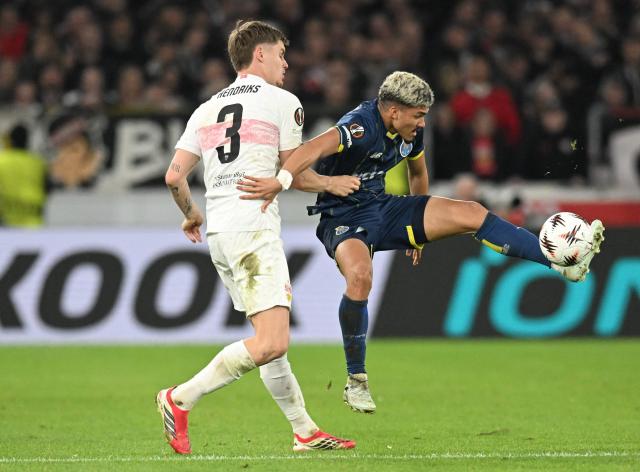 VfB Stuttgart's Dutch defender #03 Ramon Hendriks (L) and FC Porto's Portuguese midfielder #86 Rodrigo Mora vie for the ball during the UEFA Europa League - Last 16 - first leg football match VfB Stuttgart v FC Porto in Stuttgart, southern Germany, on March 12, 2026. (Photo by THOMAS KIENZLE / AFP)