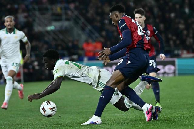 Roma's French forward #78 Robinio Vaz fights for the ball with Bologna's Colombian defender #26 Jhon Lucumi during the Europa League, last 16 first leg football match between Bologna and Roma at the Renato Dall'Ara stadium in Bologna on March 12, 2025. (Photo by Filippo MONTEFORTE / AFP)