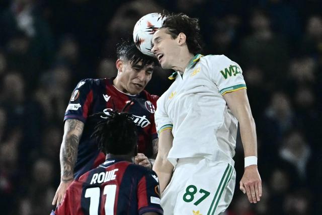 Bologna's Argentine forward #09 Santiago Castro fights for the ball with Roma's italian defender #87 Daniele Ghilardi during the Europa League, last 16 first leg football match between Bologna and Roma at the Renato Dall'Ara stadium in Bologna on March 12, 2025. (Photo by Filippo MONTEFORTE / AFP)