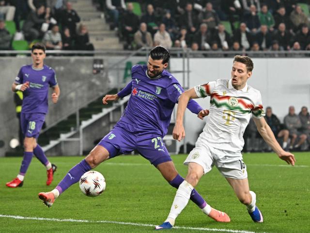 Sporting Braga's Austrian midfielder #27 Florian Grillitsch and Ferencvaros' Norwegian midfielder #16 Kristoffer Zachariassen vie for the ball during the UEFA Europa League - Last 16 - first leg football match Ferencvaros v Sporting Braga in Budapest, Hungary, on March 12, 2026. (Photo by Attila KISBENEDEK / AFP)