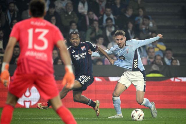 Celta Vigo's Spanish defender #03 Oscar Mingueza Garcia fights for the Lyon's French defender #60 Steeve Kango during the UEFA Europa League last 16 first leg football match between RC Celta de Vigo and Olympique Lyonnais (OL) at Balaidos Stadium in Vigo on March 12, 2026. (Photo by Miguel RIOPA / AFP)