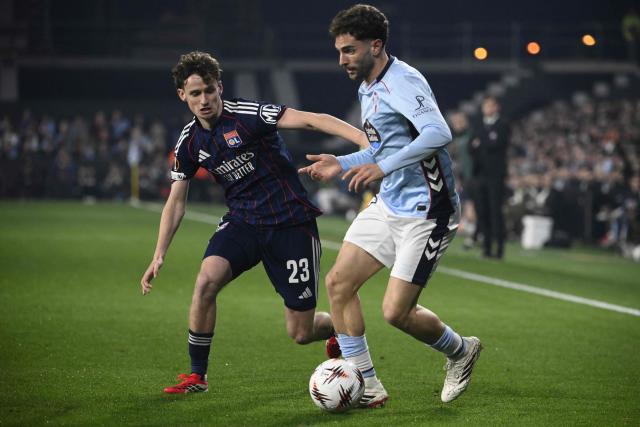 Celta Vigo's Spanish defender #17 Javi Rueda fights for the ball with Lyon's English midfielder #23 Tyler Morton during the UEFA Europa League last 16 first leg football match between RC Celta de Vigo and Olympique Lyonnais (OL) at Balaidos Stadium in Vigo on March 12, 2026. (Photo by Miguel RIOPA / AFP)