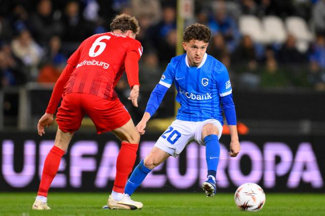SC Freiburg's German midfielder #06 Patrick Osterhage (L) and Genk's Belgian midfielder #20 Konstantinos Karetsas (R) fight for the ball during the UEFA Europa League last 16 first leg football match between KRC Genk and SC Freiburg at the Fenix Stadium in Genk on March 12, 2026. (Photo by JOHN THYS / AFP)