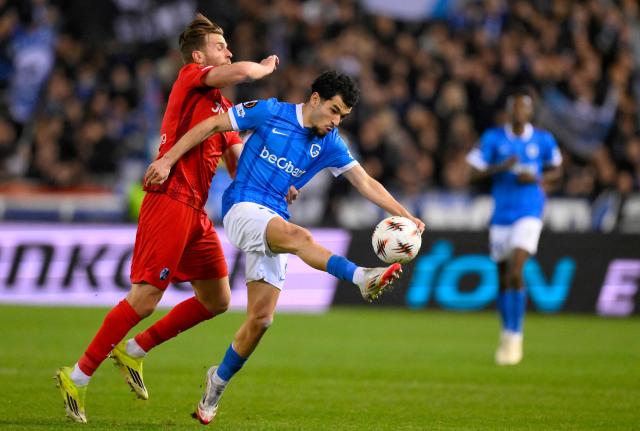 SC Freiburg's German forward #09 Lucas Holer (L) and Genk's Moroccan defender #77 Zakaria El Ouahdi (C) fight for the ball during the UEFA Europa League last 16 first leg football match between KRC Genk and SC Freiburg at the Fenix Stadium in Genk on March 12, 2026. (Photo by JOHN THYS / AFP)
