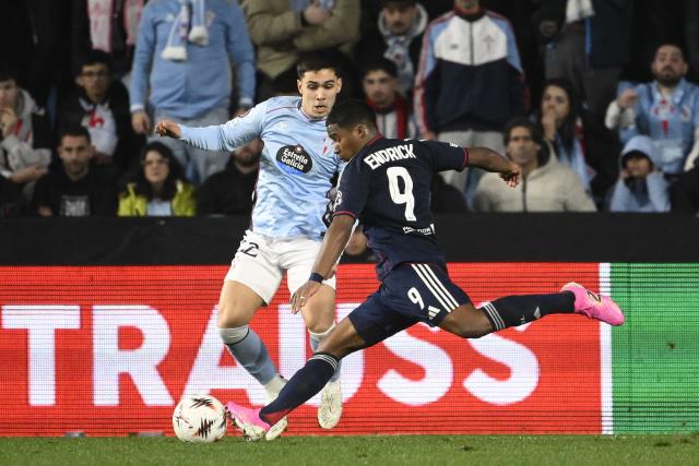 Lyon's Brazilian forward #09 Endrick controls the ball next to Celta Vigo's Spanish midfielder #22 Hugo Sotelo during the UEFA Europa League last 16 first leg football match between RC Celta de Vigo and Olympique Lyonnais (OL) at Balaidos Stadium in Vigo on March 12, 2026. (Photo by Miguel RIOPA / AFP)