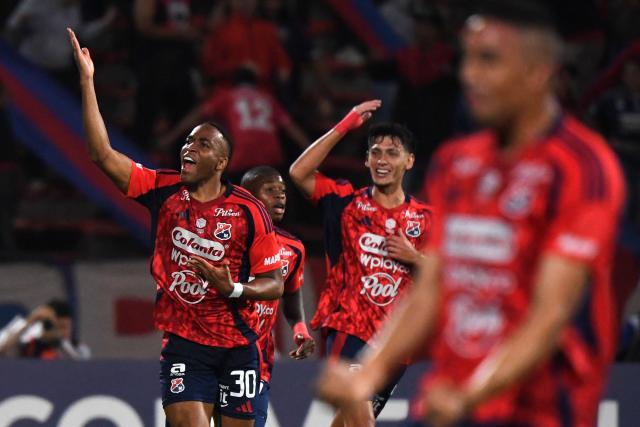 Independiente Medellin's defender #30 Hayen Palacios (L) celebrates after scoring his team's first goal during the Copa Libertadores phase three second-leg football match between Colombia's Independiente Medellin and Uruguay's Juventud at the Atanasio Girardot Stadium in Medellin, Colombia on March 12, 2026. (Photo by Jaime SALDARRIAGA / AFP)