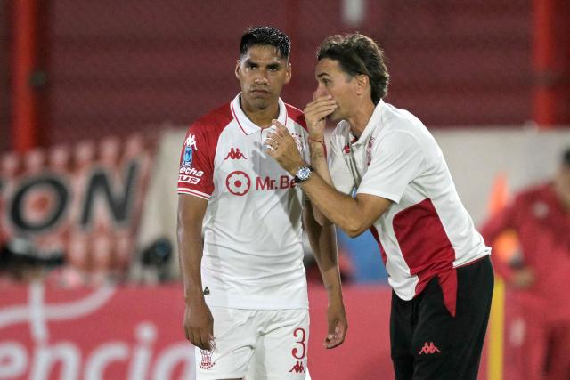 Huracan's head coach Diego Martinez (R) speaks with defender #03 Lucas Carrizo during the Argentine Professional Football League 2026 Apertura Tournament match between Huracan and River Plate at the Tomas Adolfo Duco Stadium in Buenos Aires on March 12, 2026. (Photo by JUAN MABROMATA / AFP)