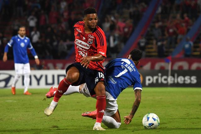Independiente Medellin's defender #18 Frank Fabra (L) and Juventud's forward #07 Agustín Alaniz fight for the ball during the Copa Libertadores phase three second-leg football match between Colombia's Independiente Medellin and Uruguay's Juventud at the Atanasio Girardot Stadium in Medellin, Colombia on March 12, 2026. (Photo by Jaime SALDARRIAGA / AFP)