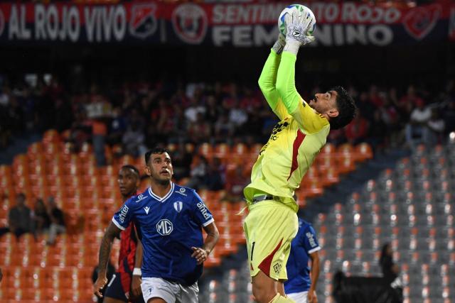 Independiente Medellin's goalkeeper #01 Salvador Ichazo catches the ball during the Copa Libertadores phase three second-leg football match between Colombia's Independiente Medellin and Uruguay's Juventud at the Atanasio Girardot Stadium in Medellin, Colombia on March 12, 2026. (Photo by Jaime SALDARRIAGA / AFP)