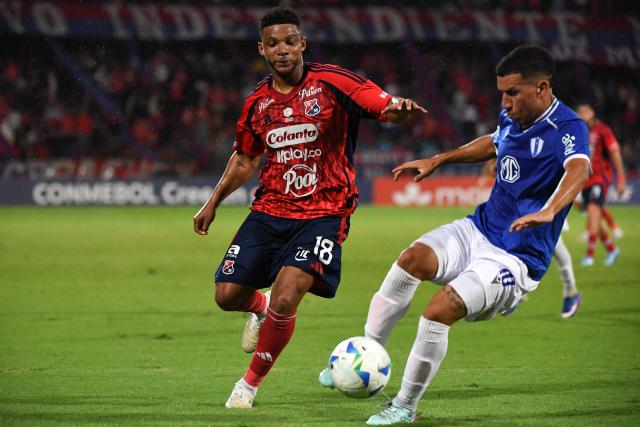 Independiente Medellin's defender #18 Frank Fabra (L) and Juventud's forward #10 Bruno Larregui fight for the ball during the Copa Libertadores phase three second-leg football match between Colombia's Independiente Medellin and Uruguay's Juventud at the Atanasio Girardot Stadium in Medellin, Colombia on March 12, 2026. (Photo by Jaime SALDARRIAGA / AFP)