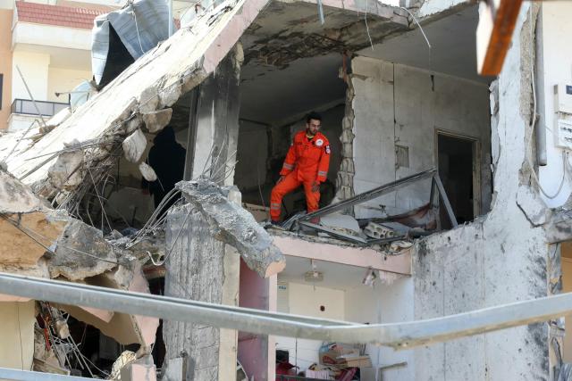 First aid responders evacuate a body from the site of an Israeli airstrike that targeted a neighborhood in the town of Mieh Mieh, some five kilometrs east of the southern lebanese city of Sidon on March 13, 2026. Israel continued striking Beirut as it threatened to expand operations and seize territory in Lebanon if the militant group Hezbollah did not stop its attacks. (Photo by MAHMOUD ZAYYAT / AFP)