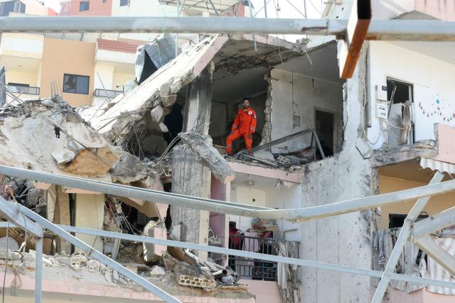 First aid responders evacuate a body from the site of an Israeli airstrike that targeted a neighborhood in the town of Mieh Mieh, some five kilometrs east of the southern lebanese city of Sidon on March 13, 2026. Israel continued striking Beirut as it threatened to expand operations and seize territory in Lebanon if the militant group Hezbollah did not stop its attacks. (Photo by MAHMOUD ZAYYAT / AFP)