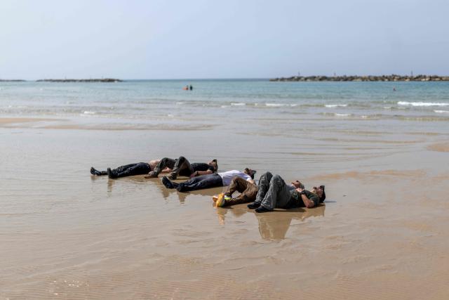 Young Israeli men perform a pre-military training on the beach in Tel Aviv on March 13, 2026. Fresh strikes rocked Iran and several Gulf countries, as Israel and the Islamic republic unleashed a new wave of attacks in a war that has ignited the Middle East and threatens to torpedo the world economy. (Photo by Ilia YEFIMOVICH / AFP) / 