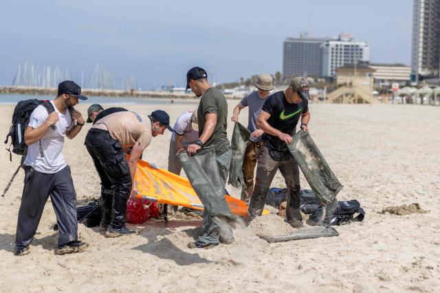 Young Israeli men perform a pre-military training on the beach in Tel Aviv on March 13, 2026. Fresh strikes rocked Iran and several Gulf countries, as Israel and the Islamic republic unleashed a new wave of attacks in a war that has ignited the Middle East and threatens to torpedo the world economy. (Photo by Ilia YEFIMOVICH / AFP) / 