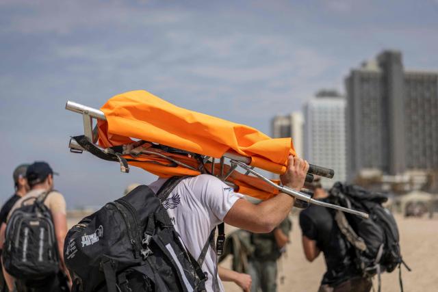 Young Israeli men perform a pre-military training on the beach in Tel Aviv on March 13, 2026. Fresh strikes rocked Iran and several Gulf countries, as Israel and the Islamic republic unleashed a new wave of attacks in a war that has ignited the Middle East and threatens to torpedo the world economy. (Photo by Ilia YEFIMOVICH / AFP) / 