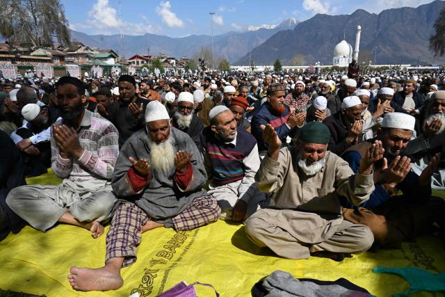 Kashmiri Muslims offer their last Friday prayers of the Islamic holy fasting month of Ramadan, at Hazratbal shrine in Srinagar on March 13, 2026. (Photo by TAUSEEF MUSTAFA / AFP)