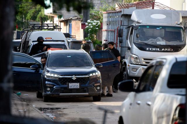Police officers take part in an operation in the Las Palmas neighborhood of Santa Cruz de la Sierra, Bolivia, following the arrest of Uruguayan drug trafficker Sebastian Marset during a raid carried out with agents of the Special Anti-Narcotics Force and the Tactical Police Operations Unit (UTOP) on March 13, 2026. (Photo by Rodrigo URZAGASTI / AFP)