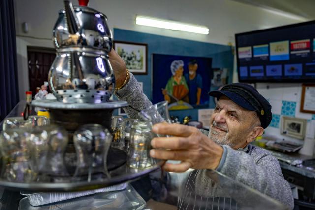 Aaron Yaakobi prepares tea in his Persian restaurant Ochlim Bashuk in Jerusalem on March 11, 2026. More than 300,000 Jews of Iranian origin are thought to live in Israel today, the vast majority of whom are those who arrived after 1979 and their descendants. (Photo by Odd ANDERSEN / AFP) / TO GO WITH WAR-IRAN-US-ISRAEL-DIASPORA, FOCUS BY MICHAEL BLUM