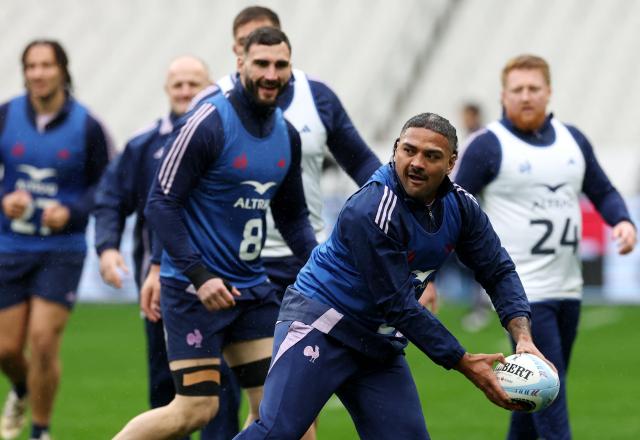 France's hooker Peato Mauvaka passes the ball during the captain's run training session at the Stade de France in Saint-Denis, outside Paris, on March 13, 2026, on the eve of the Six Nations rugby union international match between France and England. (Photo by FRANCK FIFE / AFP)