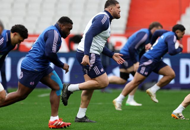 France's lock Emmanuel Meafou (C) runs during the captain's run training session at the Stade de France in Saint-Denis, outside Paris, on March 13, 2026, on the eve of the Six Nations rugby union international match between France and England. (Photo by FRANCK FIFE / AFP)