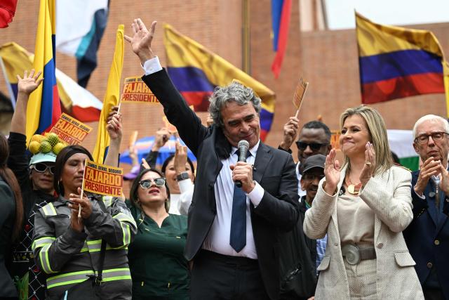Colombia's presidential candidate for the Dignidad y Compromiso party, Sergio Fajardo (C), gestures as he speaks next to his vice-presidential candidate Edna Bonilla (R), after registering their candidacies in Bogota, on March 13, 2026. Colombia will hold presidential elections on May 31, 2026. (Photo by RAUL ARBOLEDA / AFP)