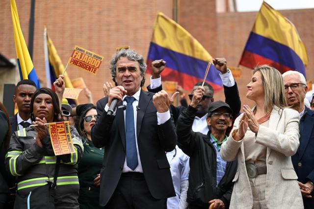 Colombia's presidential candidate for the Dignidad y Compromiso party, Sergio Fajardo (C), gestures as he speaks next to his vice-presidential candidate Edna Bonilla (R), after registering their candidacies in Bogota, on March 13, 2026. Colombia will hold presidential elections on May 31, 2026. (Photo by RAUL ARBOLEDA / AFP)