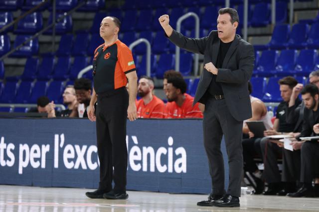 Hapoel IBI Tel Aviv's Greek head coach Dimitris Itoudis (R) gestures during the Euroleague basketball match between FC Barcelona and Hapoel IBI Tel-Aviv at Palau Blaugrana arena in Barcelona on March 13, 2026. (Photo by Lluis GENE / AFP)