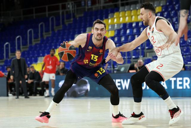 Barcelona's Czech guard #13 Tomas Satoransky is guarded by Hapoel IBI Tel Aviv's Serbian guard #22 Vasilije Micic during the Euroleague basketball match between FC Barcelona and Hapoel IBI Tel-Aviv at Palau Blaugrana arena in Barcelona on March 13, 2026. (Photo by Lluis GENE / AFP)