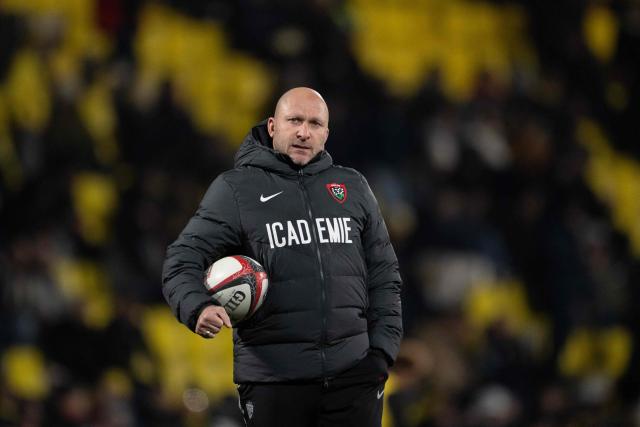 (FILES) Toulon's French head coach Pierre Mignoni looks on ahead of the French Top14 rugby union match between Stade Rochelais (La Rochelle) and Rugby Club Toulonnais (Toulon) at The Marcel-Deflandre Stadium in La Rochelle, western France on January 4, 2026. "My body gave out on me": Having just returned to the helm at RC Toulon, Pierre Mignoni spoke to several media outlets, including AFP, about his absence of nearly a month, citing "a breakdown". (Photo by XAVIER LEOTY / AFP)