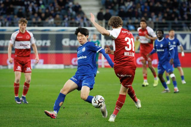 Gent's South Korean midfielder #24 Hyunseok Hong (L) and Waregem's Belgian defender #31 Lukas Willen  fight for the ball Belgian Pro League first division football  match between KAA Gent and Zulte Waregem in Gent on March 13, 2026. (Photo by KURT DESPLENTER / Belga / AFP) / Belgium OUT