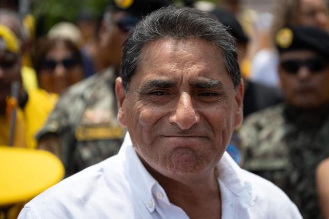 Carlos Alvarez, presidential candidate in the 2026 elections for the Pais Para Todos party, visits at a market in the Ventanilla district on the southern outskirts of Lima on March 13, 2026. (Photo by ERNESTO BENAVIDES / AFP)