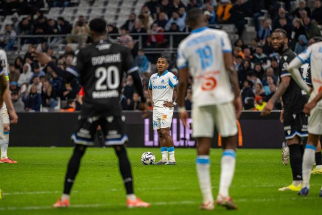 Marseille's Brazilian forward #14 Igor Paixao (C) prepares to kick the ball during the French L1 football match between Olympique de Marseille (OM) and Auxerre at the Stade Velodrome in Marseille, south-eastern France on March 13, 2026. (Photo by MIGUEL MEDINA / AFP)