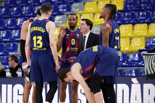 Barcelona's Spanish coach Xavi Pascual speaks with players during the Euroleague basketball match between FC Barcelona and Hapoel IBI Tel-Aviv at Palau Blaugrana arena in Barcelona on March 13, 2026. (Photo by Lluis GENE / AFP)