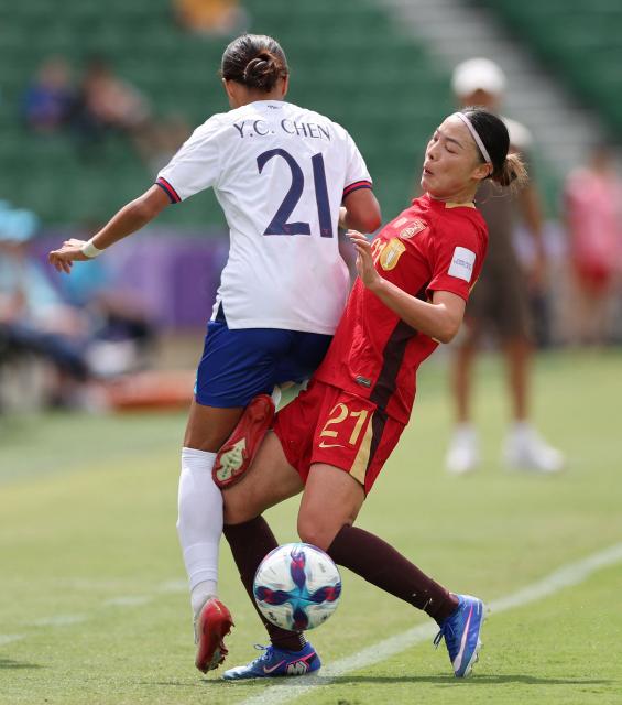 Taiwan’s Chen Yu-chin (L) and China’s Li Mengwen (R)  fight for the ball during the AFC Women's Asian Cup Australia 2026 football match between China and Taiwan in Perth on March 14, 2026. (Photo by Antony DICKSON / AFP)