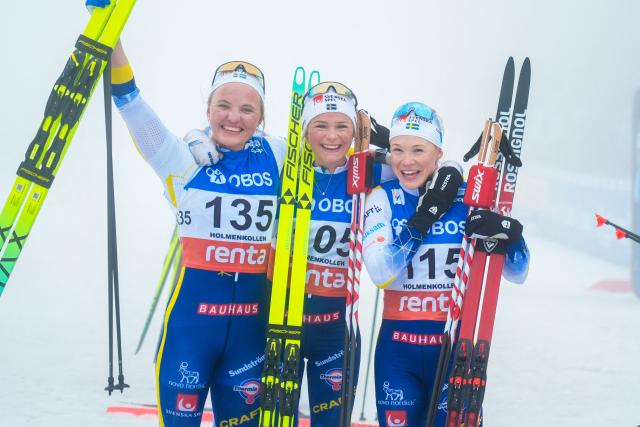 (L-R) Second placed Sweden's Linn Svahn, first placed Sweden's Frida Karlsson and third placed Sweden's Jonna Sundling celebrate after winning the women's mass start 50km free race of the FIS Cross-Country World Cup in Holmenkollen, Oslo, Norway, on March 14, 2026. (Photo by Terje Pedersen / NTB / AFP) / Norway OUT
