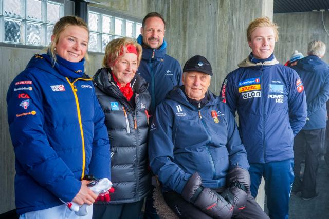 King Harald V of Norway (2nd R), Crown Prince Haakon of Norway (C) Queen Sonja of Norway pose with the winners of the Women's and Men's mass start 50km free races Sweden's Frida Karlsson (L) and Norway's Einar Hedegart (R) at the FIS Cross-Country World Cup in Holmenkollen, Oslo on March 14, 2026. (Photo by Terje Pedersen / NTB / AFP) / Norway OUT