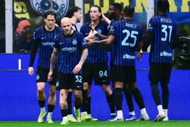 Inter Milan’s Italian forward #94 Francesco Pio Esposito (C) celebrates with teammates after scoring his team's first goal during the Italian Serie A football match between Inter Milan and Atalanta at the San Siro stadium in Milan  on March 14, 2026. (Photo by MARCO BERTORELLO / AFP)