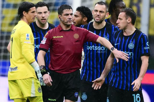 Italian referee Manganiello argues with Inter Milan’s Italian midfielder #16 Davide Frattesi (R) during the Italian Serie A football match between Inter Milan and Atalanta at the San Siro stadium in Milan, northern Italy, on March 14, 2026. (Photo by MARCO BERTORELLO / AFP)
