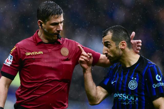 Italian referee Manganiello talks with Inter Milan’s Armenian midfielder #22 Henrikh Mkhitaryan during the Italian Serie A football match between Inter Milan and Atalanta at the San Siro stadium in Milan, northern Italy, on March 14, 2026. (Photo by MARCO BERTORELLO / AFP)