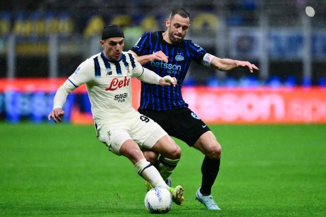 Atalanta’s Montenegrin forward #90 Nikola Krstovic fights for the ball with Inter Milan’s Dutch defender #6 Stefan de Vrij during the Italian Serie A football match between Inter Milan and Atalanta at the San Siro stadium in Milan, northern Italy, on March 14, 2026. (Photo by MARCO BERTORELLO / AFP)