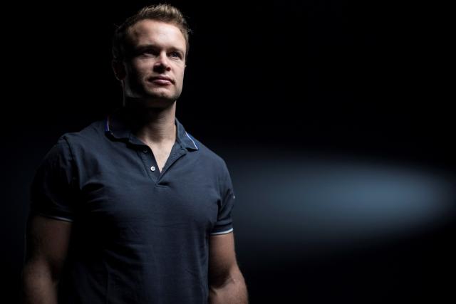 (FILES) French skier Alexis Pinturault poses during a photo session in Paris on October 11, 2022. From the Face de Bellevarde in Val d'Isère to the Streif in Kitzbühel, Alexis Pinturault, who announced on March 13, 2026 that he was retiring at the age of almost 35, demonstrated exceptional versatility, as evidenced by several memorable races on legendary slopes. (Photo by JULIEN DE ROSA / AFP)