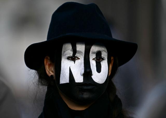 A demonstrator with her face painted in black and bearing the word "NO" takes part in a rally organized by the "Social No" commitee to also mobilise support for a "No" vote in the justice referendum in Rome on March 14, 2026. (Photo by Filippo MONTEFORTE / AFP)