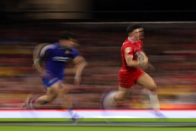 Wales' full-back Louis Rees-Zammit (R) makes a break during the Six Nations international rugby union match between Wales and Italy at the Principality Stadium in Cardiff, southern Wales on March 14, 2026. (Photo by Adrian Dennis / AFP)