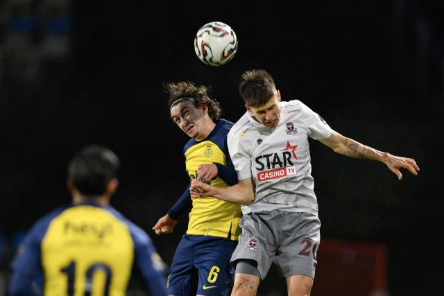 Royale Union Saint-Gilloise's Belgian midfielder #06 Kamiel Van De Perre (CL) and FCV Dender EH's Slovak midfielder #20 David Hrncar (R) fight for the ball in the air during the Belgian Pro League football match between Royale Union Saint-Gilloise and FCV Dender at the Joseph-Marien Stadium in Brussels on March 14, 2026. (Photo by JOHN THYS / Belga / AFP) / Belgium OUT