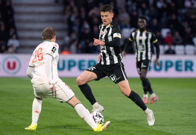 Angers' French midfielder #15 Pierrick Capelle (R) fights for the ball with Nice's French defender #26 Melvin Bard (L) during the French L1 football match between SCO Angers and OGC Nice at the Stade Raymond-Kopa in Angers, central France, on March 14, 2026. (Photo by Sebastien Salom-Gomis / AFP)