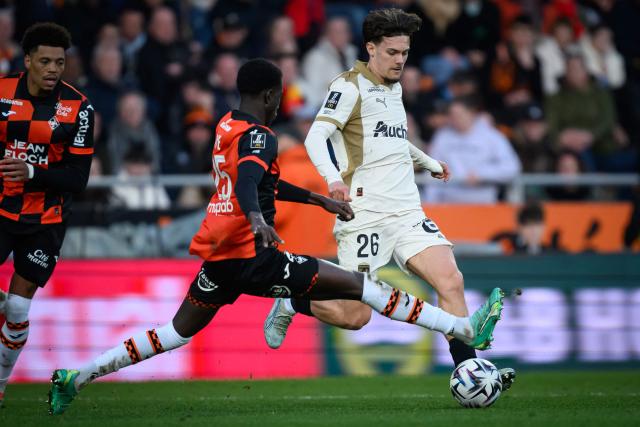 Lens' French midfielder #26 Anthony Fabien Bermont (R) fights for the ball with Lorient's Senegalese defender #25 Abdoulaye Faye during the French L1 football match between FC Lorient and RC Lens at Yves-Allainmat stadium in Lorient, western France on March 14, 2026. (Photo by Loic VENANCE / AFP)